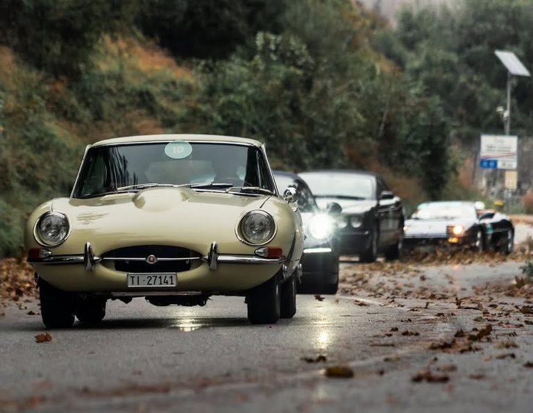 Jaguar E-Type su strada durante Milano è Forte dei Marmi 2025