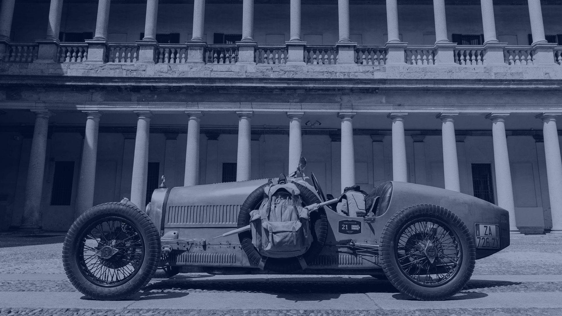 Auto da corsa d’epoca davanti al colonnato neoclassico di Palazzo del Senato, Milano
