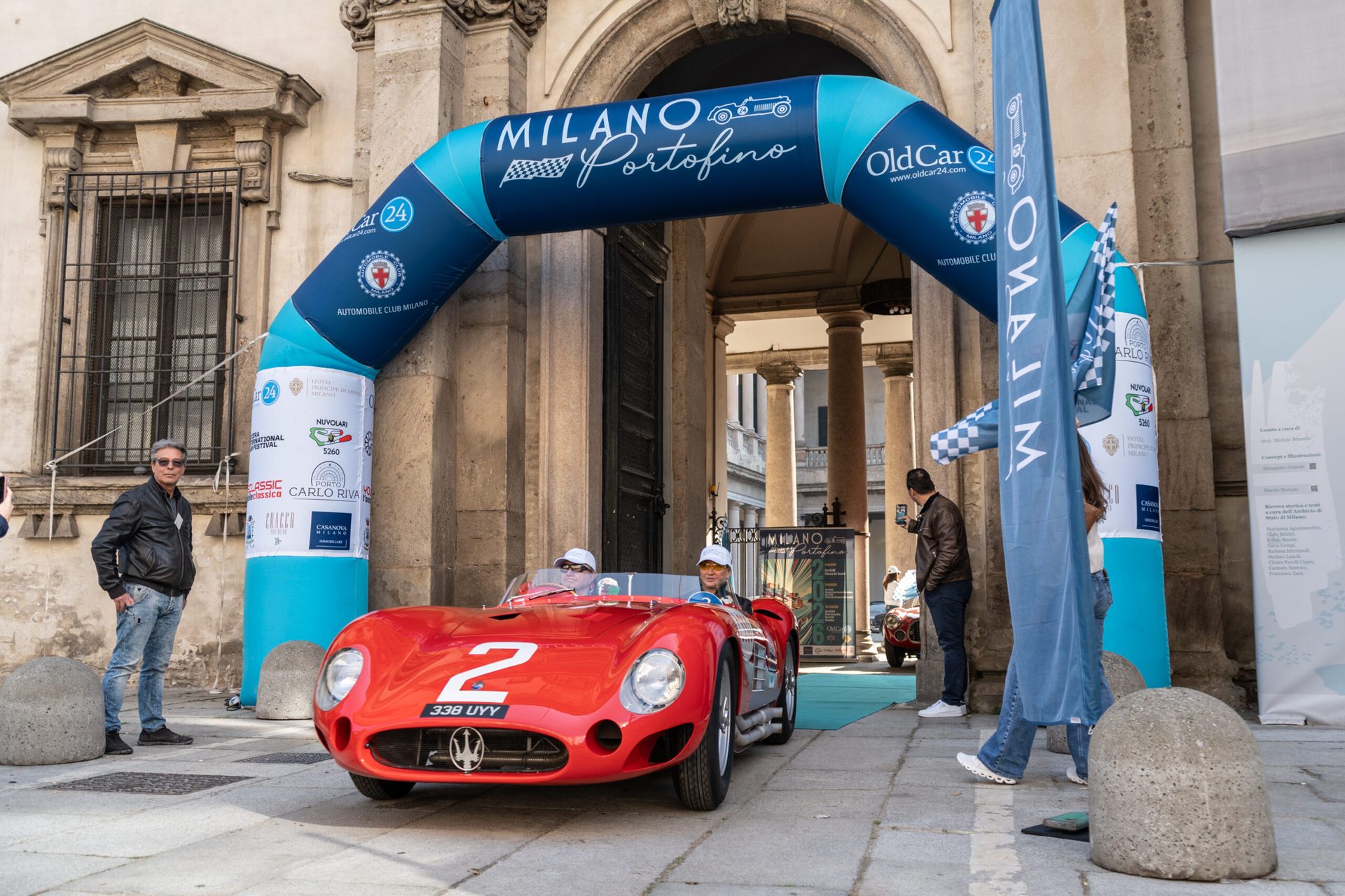 Barchetta rossa d’epoca sotto l’arco di Milano Portofino 2026, Milano