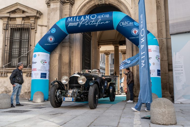 Auto storica sotto l’arco gonfiabile di Milano Portofino 2026