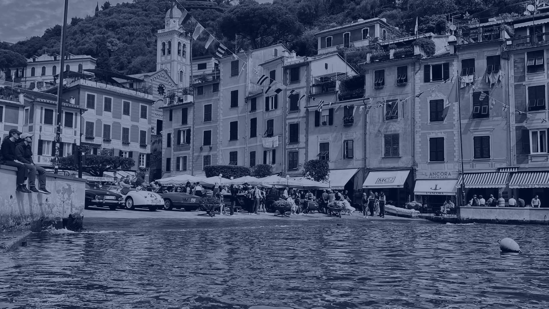 Il borgo e il porto di Portofino visti dal mare