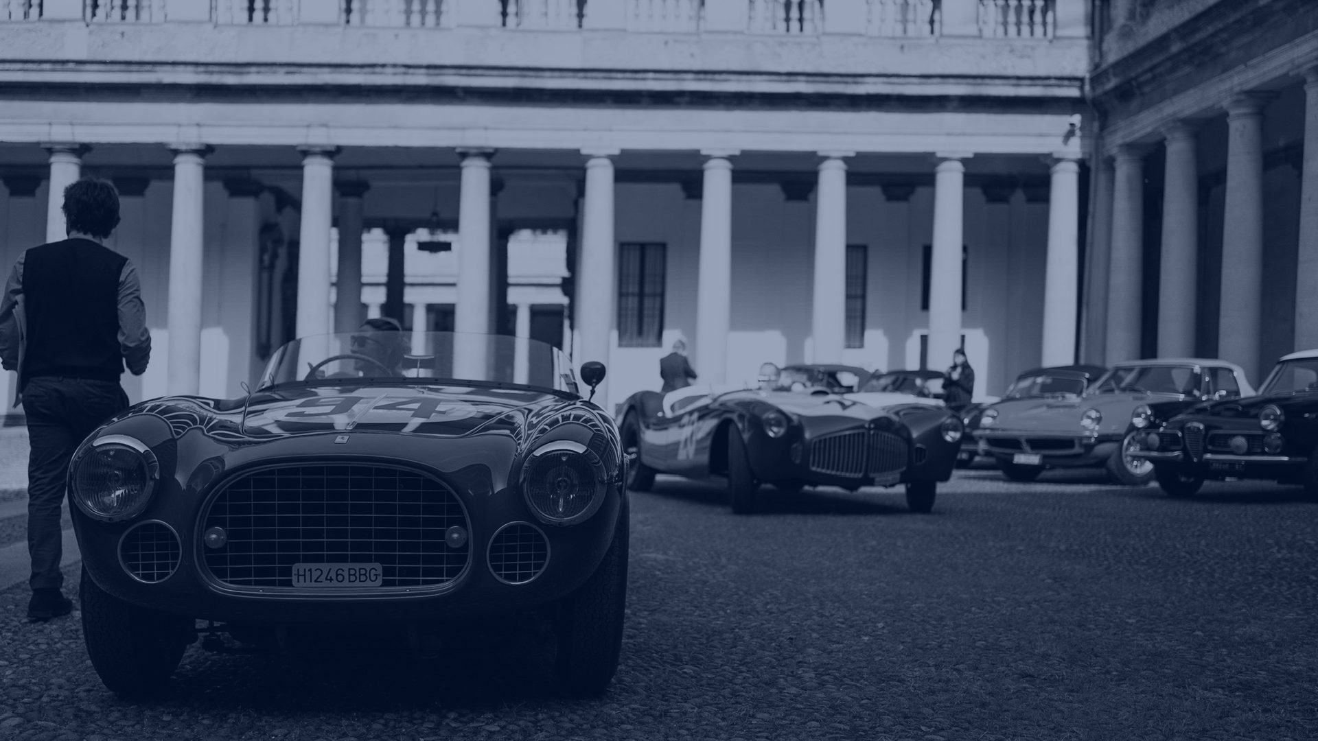 Auto storiche davanti al colonnato di Palazzo del Senato, Milano