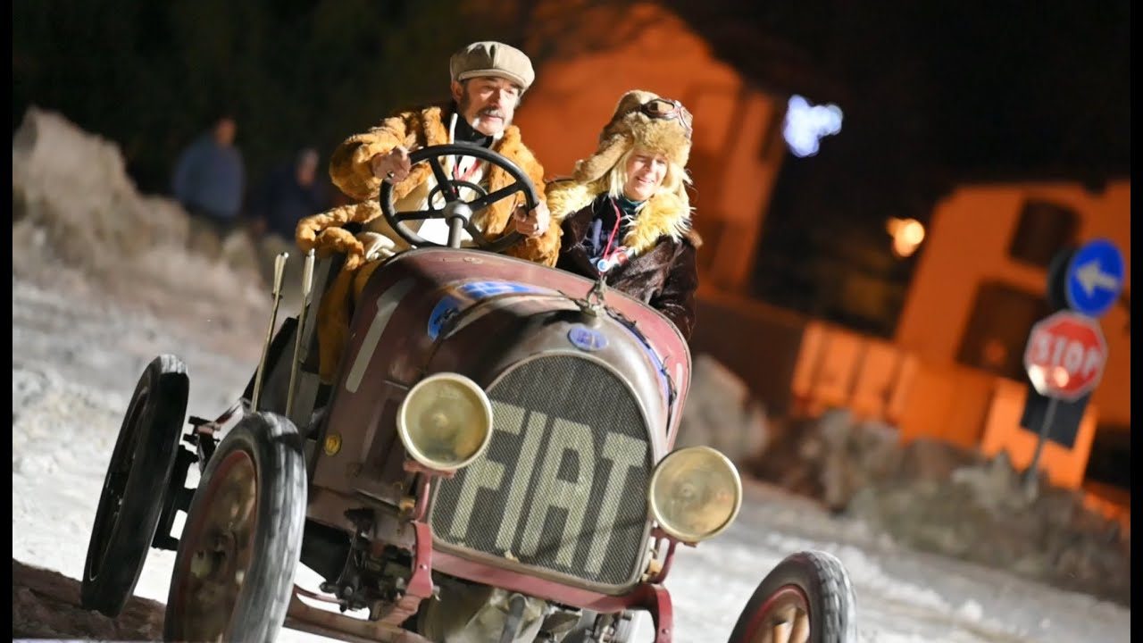 Equipaggio in costume d’epoca su una vettura storica durante The Snow, Limone Piemonte