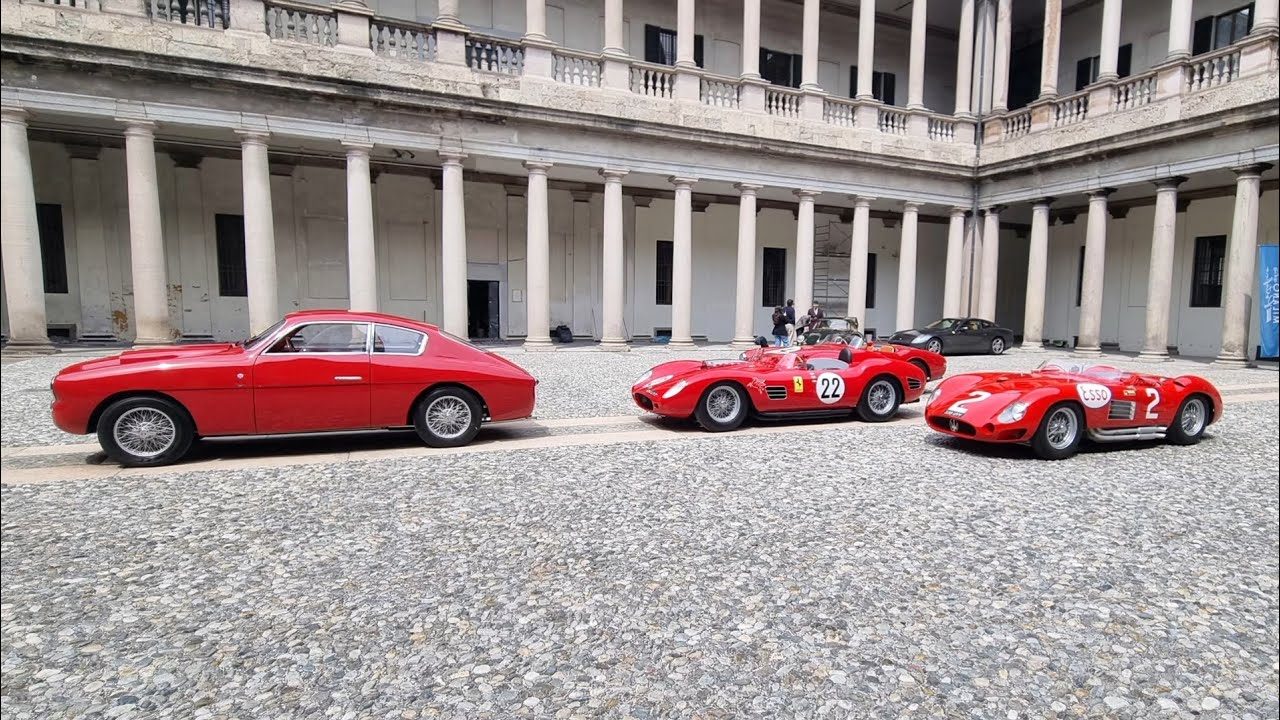 Copertina del video: tre auto sportive rosse d’epoca a Palazzo del Senato, Milano Portofino 2026