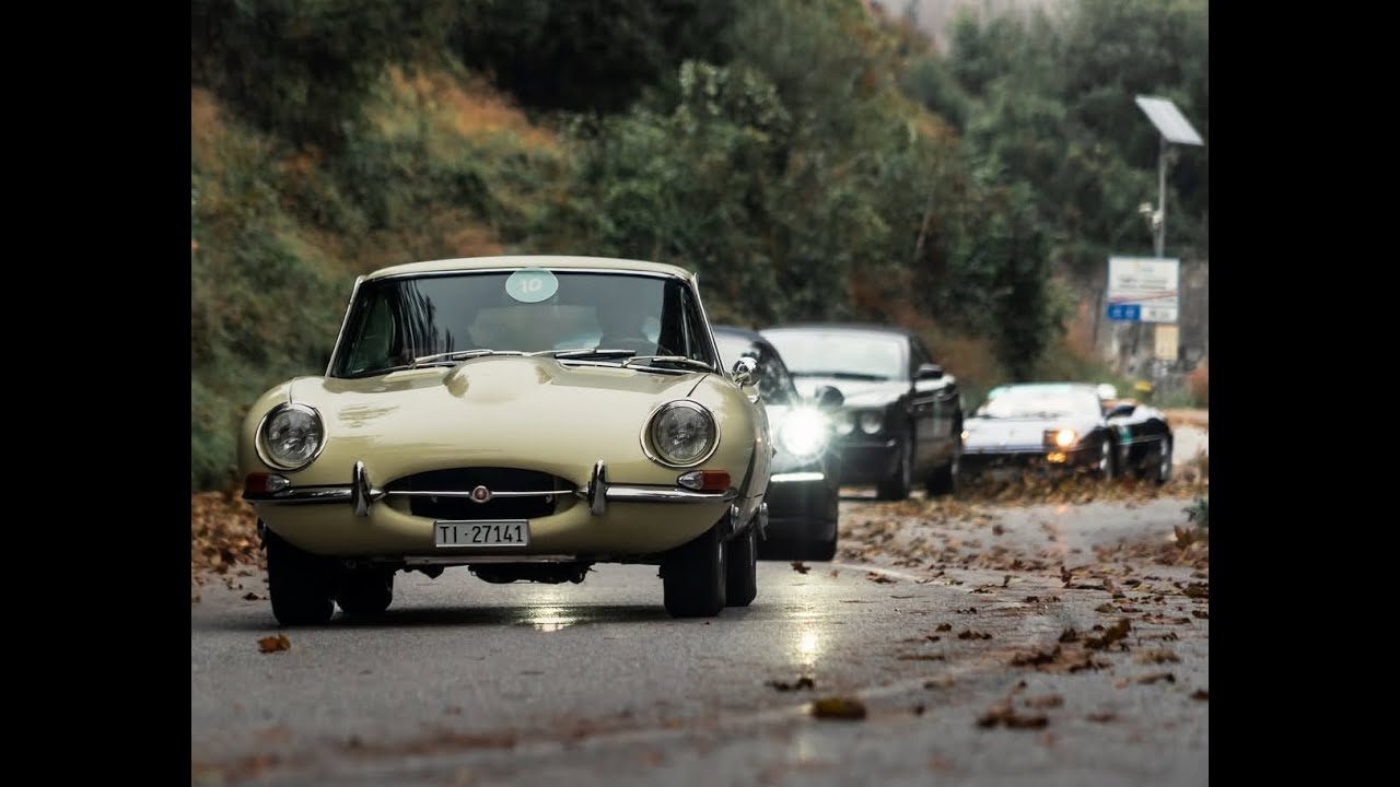 Copertina del video: Jaguar E-Type su strada, Milano è Forte dei Marmi 2025