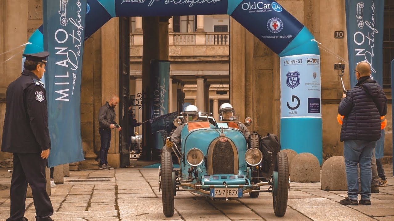 Copertina del video: Bugatti azzurra sotto l’arco di Milano Portofino 2024